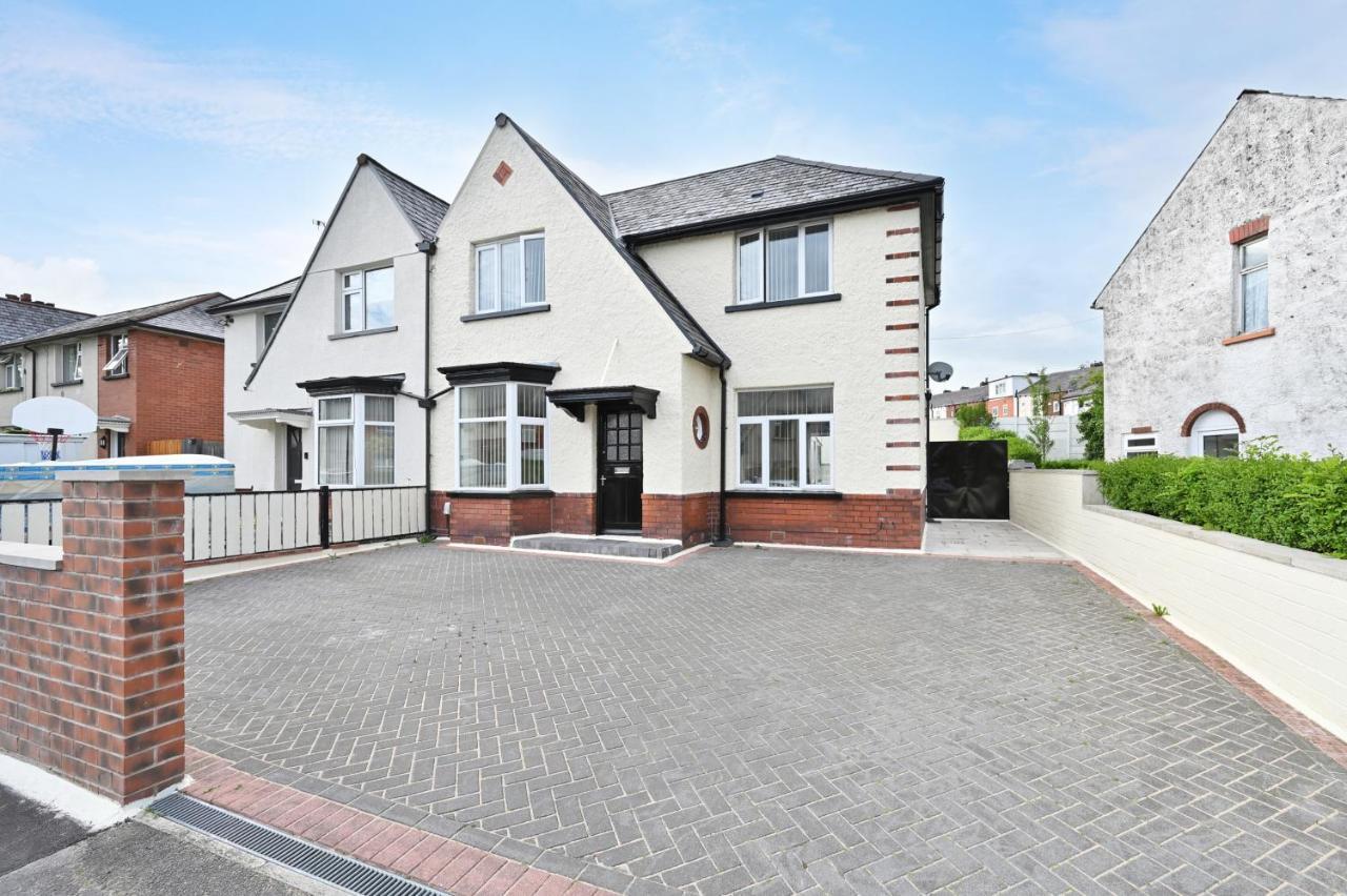 Sleek And Stylish 3 Bed In Bolton - Garden - Parking Villa Exteriör bild